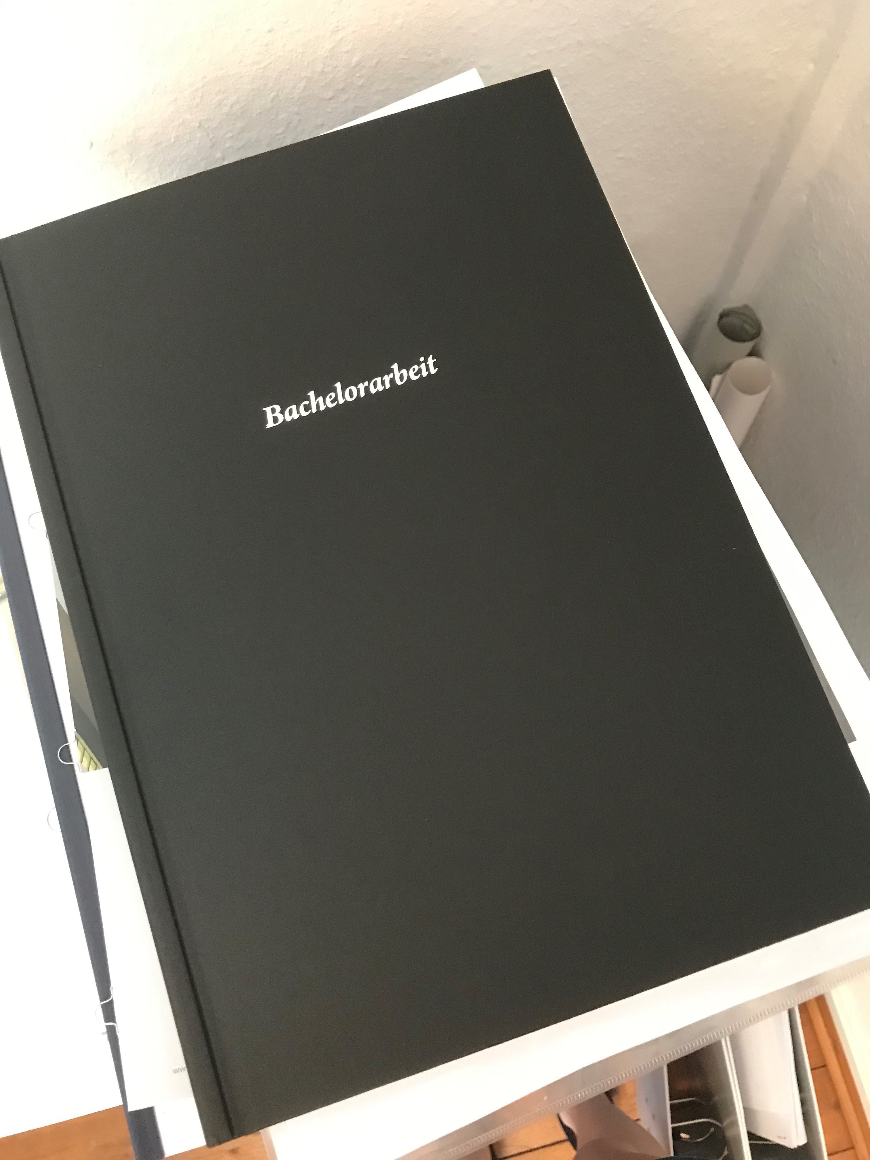 Bachelorarbeit als schwarzes Buch gebunden